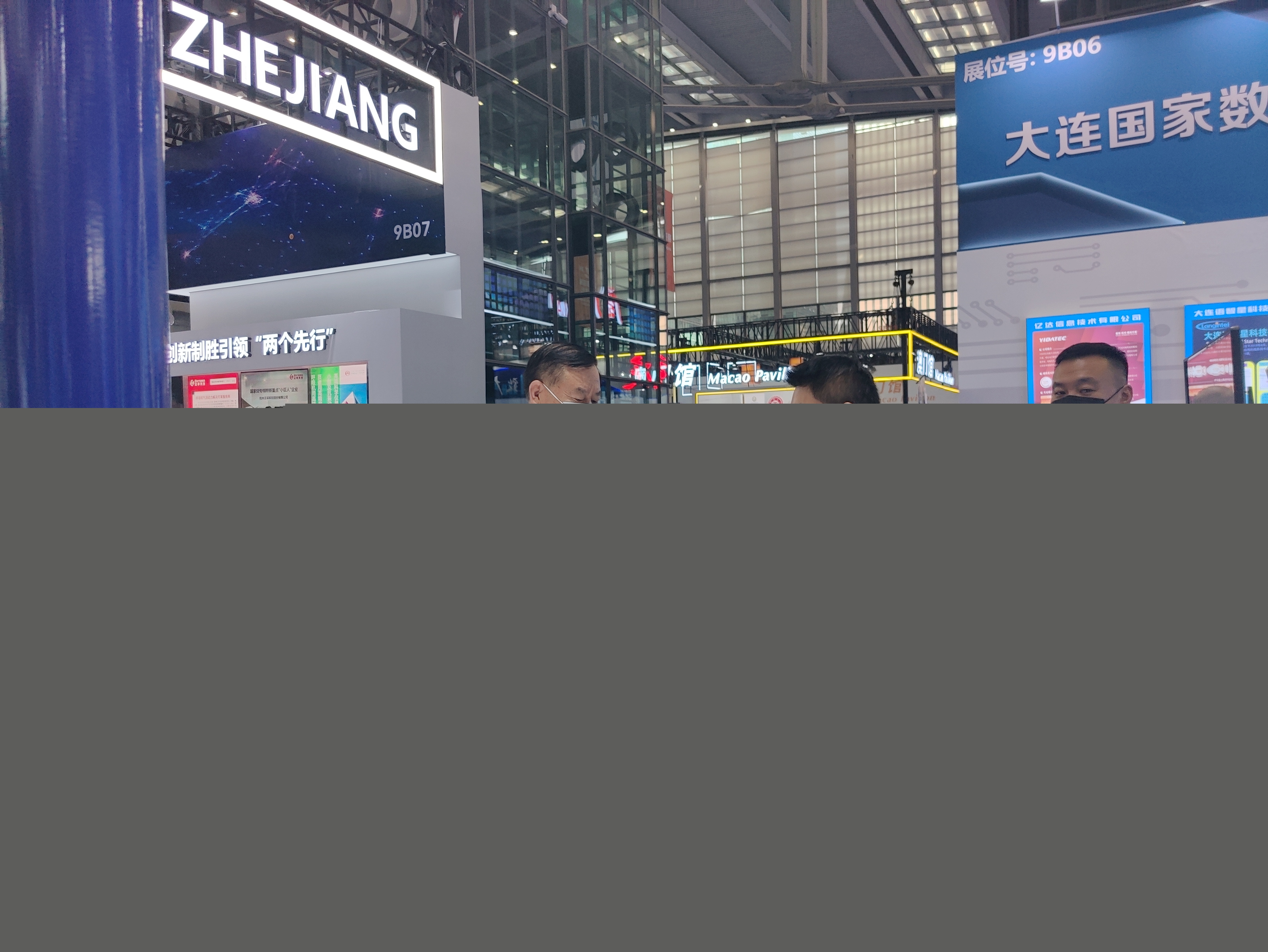 大連科技局領(lǐng)導(dǎo)來我公司展位了解參展產(chǎn)品